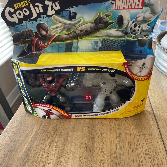 Marvel Red and Black Action Figures Playset - Picture 1 of 1